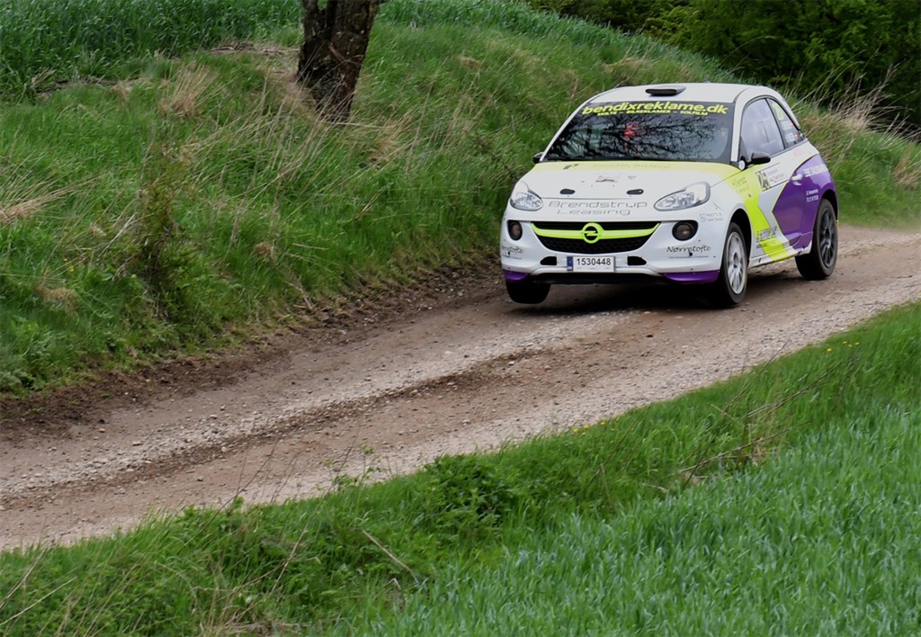 ”Guldfuglene“ svæver over en bakketop på SS2. På den følgende rallyprøve sluttede fartfesten for deres vedkommende med et motorhavari.
(Foto: specialpress@gmail.com)